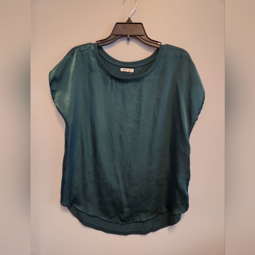 Edgely Elegant Dark Green Women's Satin Front Top. Size Large